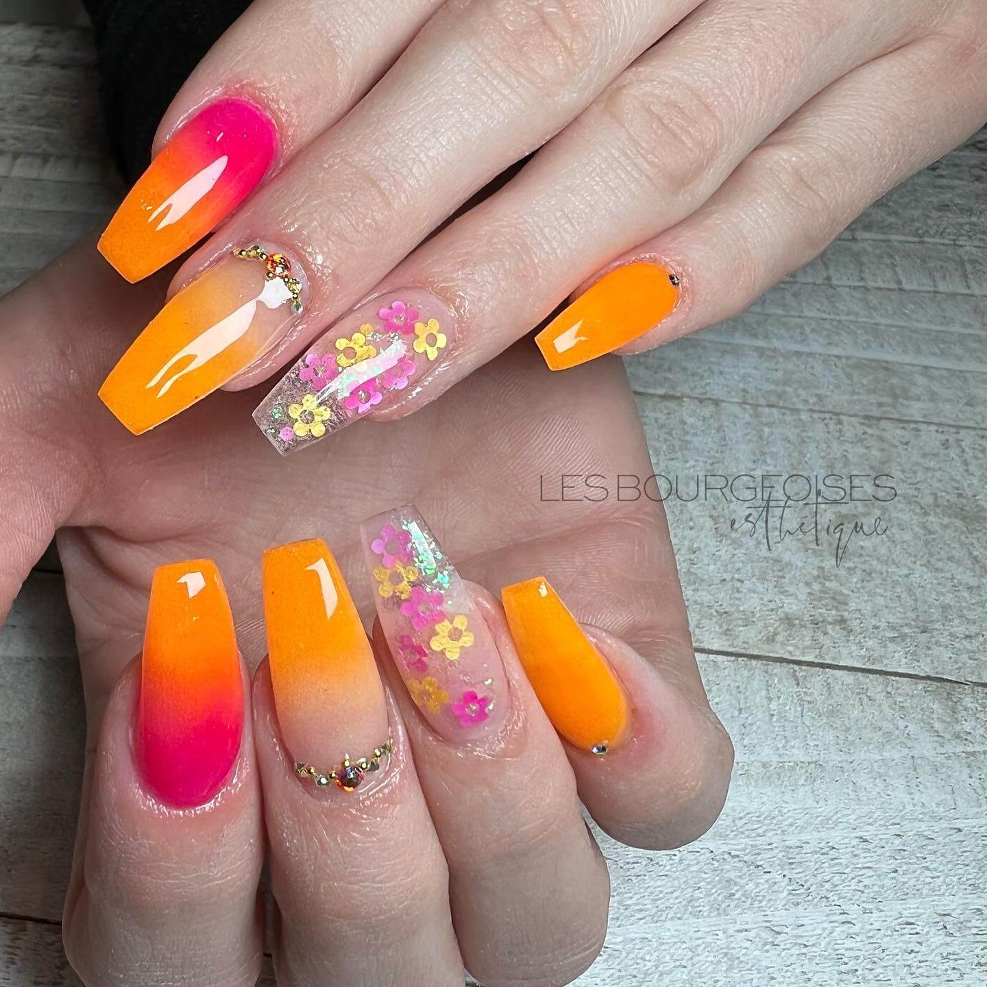 Shine all summer with these colorful and trendy nail inspirations! 🌞✨