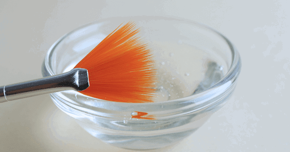 Protégez vos pinceaux avec le nettoyeur pinceau pour gel et acrylique